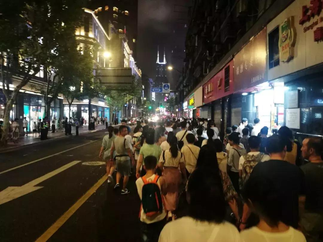 上海最新店铺招牌，城市文化现象的多维解读