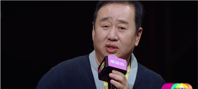 两面神演员的舞台上下，日常与情感的交织