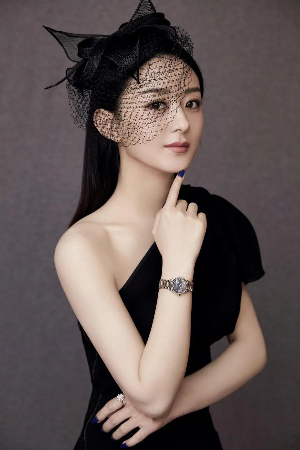 美女明星的秘密花园，小巷深处的写真魅力图片集