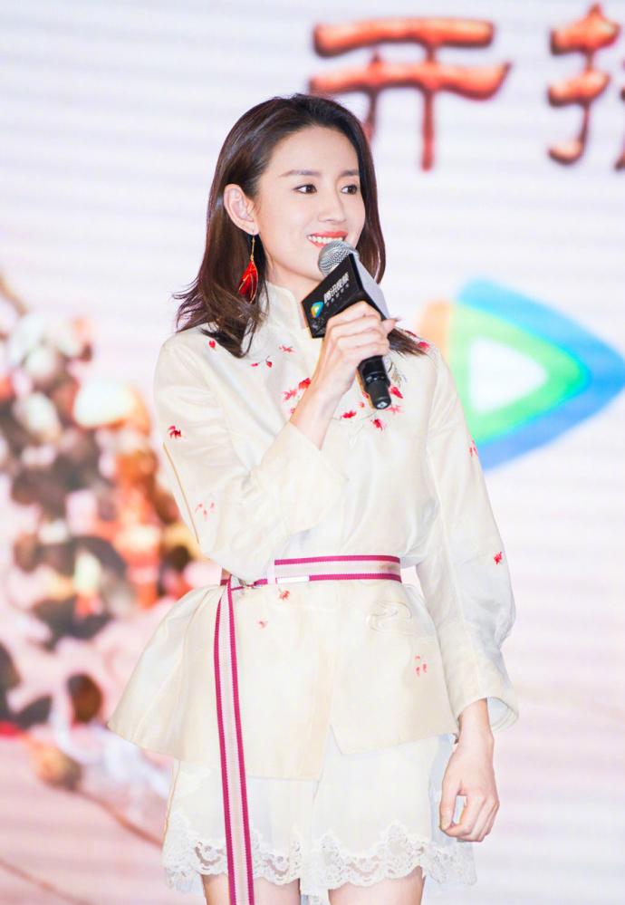 董洁最新视频展现优雅女神现代风采